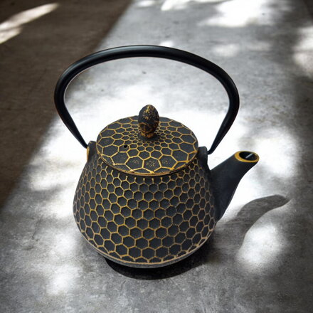 Żeliwny dzbanek do herbaty Kikko, czarno-złoty (1,0 l)