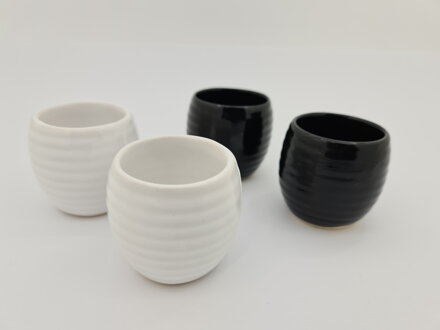Biała porcelanowa szklanka do sake